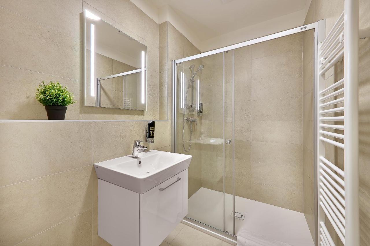 Downtown Suites Rubesova Prag Exteriör bild
