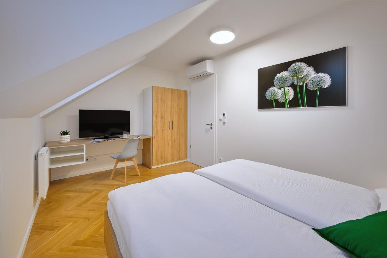 Downtown Suites Rubesova Prag Exteriör bild