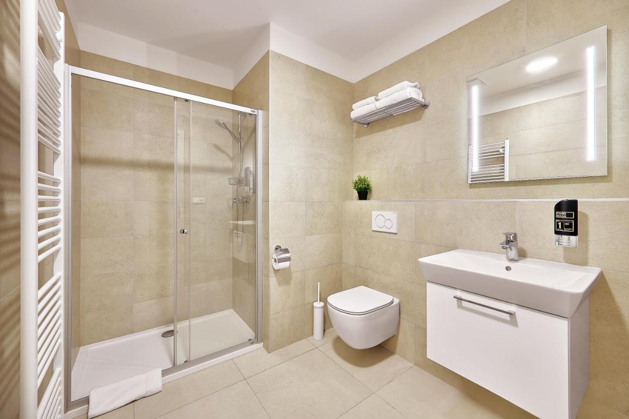 Downtown Suites Rubesova Prag Exteriör bild
