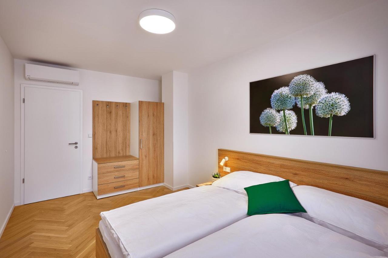 Downtown Suites Rubesova Prag Exteriör bild