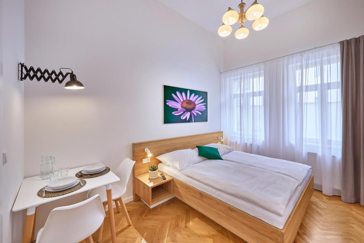Downtown Suites Rubesova Prag Exteriör bild