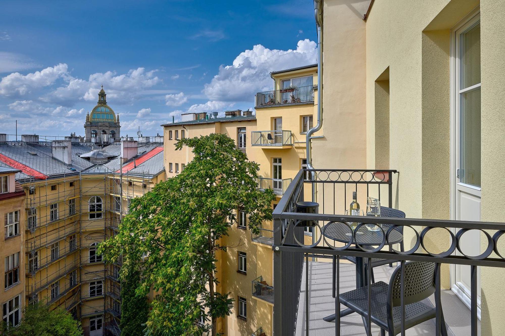 Downtown Suites Rubesova Prag Exteriör bild